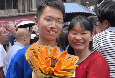 高考花絮｜十堰一妈妈手工钩织向日葵送儿子 祝他“一举夺魁”