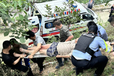 紧急救援12小时！75岁老人跌入荆棘丛成功被救