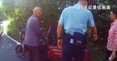 河南老人骑三轮车骑到80公里外丹江口 民警推车助其回家