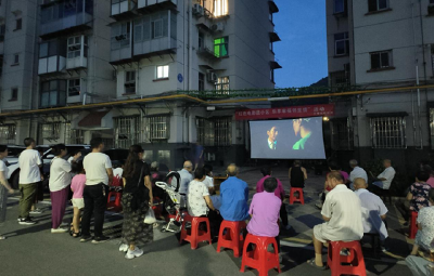 张湾区花果街道头堰社区：红色电影进小区