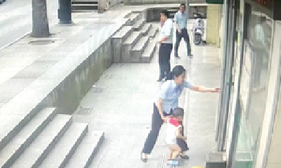 银行工作人员收留迷路小孩  人民日报微信关注浏览量超10万
