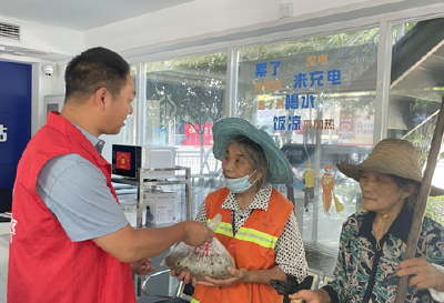 车城街办人民广场社区：酷暑送清凉，关爱暖人心