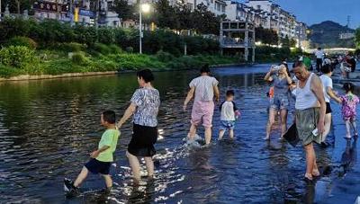 大暑节气，高温来袭，市民武当山脚下寻觅夏日清凉