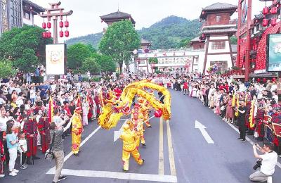 湖北日报联“县”直播走进竹山县桃花源街区 感受梦幻美景