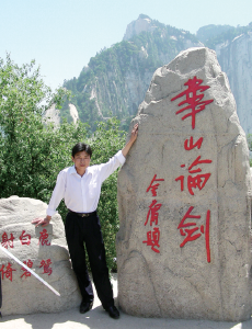 从深山养路工人到企业管理人员，文学为他插上梦想的翅膀