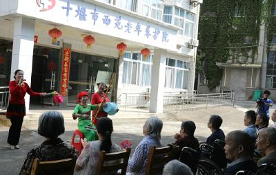 中秋团圆一家亲 市西苑老年养护院里乐融融