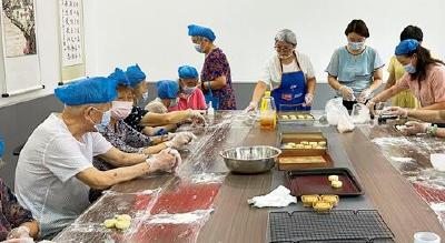 二堰铺社区：开展迎中秋老人DIY手工月饼活动