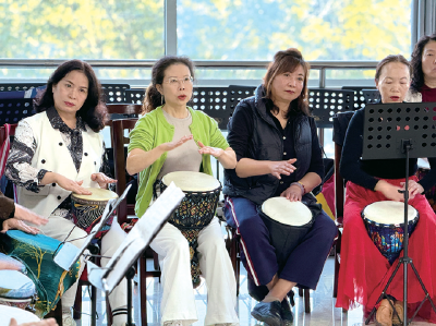 走近老年大学新开设的非洲鼓课堂  “鼓”动风采“敲”出活力