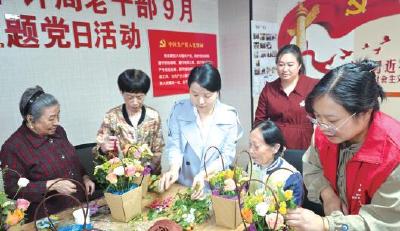 汉江路街道浙江路社区 巧手插花过节日