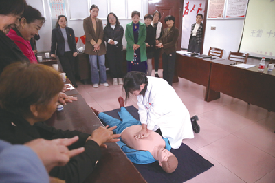 与七里垭村签订战略合作协议 十堰市妇幼保健院惠民政策进村入户 