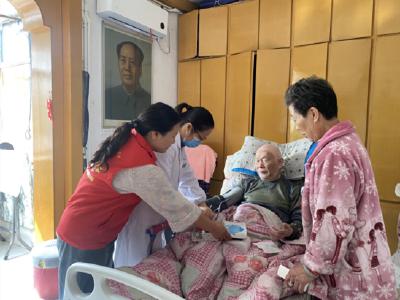 红卫街道动力新村社区：送医上门暖人心 老人居家有“医”靠