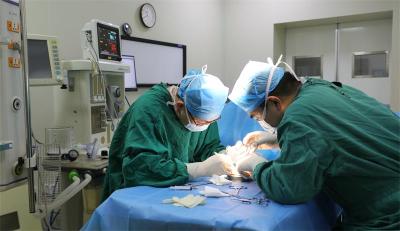 社区医生自驾车护送 患者一小时内完成骨折手术
