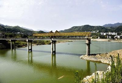 竹山县文峰乡轻土坪大桥加快建设 预计明年5月底前合龙