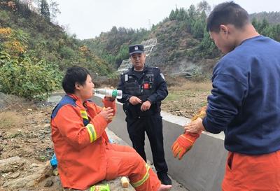 闹大了！女子误闯山林被困一天一夜，十堰消防救援人员将她救回