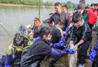 啥？大学生和老师一起“摸鱼”！