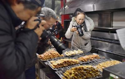 十堰首届美食短视频和摄影大赛线下主题采风活动第一站走进新周记东北烧烤城