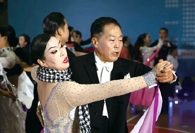 退休后的李福才习舞超十年  在摩登舞步中找回青春