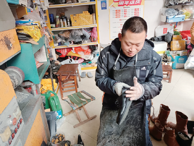 我们身边的小修小补 | 他在擦鞋店干了22年 好手艺揽获千余名“铁杆粉丝”
