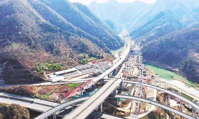 机器人替代工人挖隧道 十巫南高速打通鄂陕渝大通道