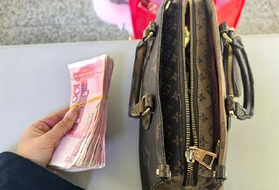 旅客急上厕所丢失装有万元现金背包 十堰东站20分钟寻到失主