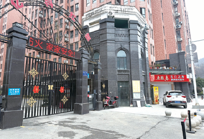热线直播 | 小区花坛被商户改为停车位 六堰社区组织多方协调，承诺尽快拿出解决方案