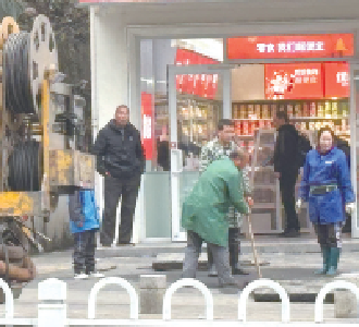 天津路路口一化粪池堵塞致污水涌上人行道 社区：已请专业人员疏通清理