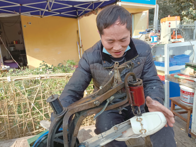 我们身边的小修小补 | 带出9个徒弟传承手艺 修鞋33年的他在十堰安家