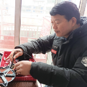 我们身边的小修小补 |卜兴武从事电器维修 已有20多年 顾客一个电话，他很快上门服务