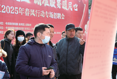 十堰城区两广场昨上演“抢人”大战 