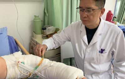 惊险！男子手臂被钢筋贯穿，太和医院专家紧急救治转危为安