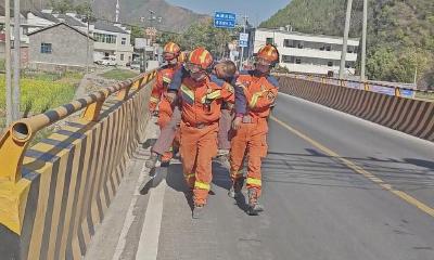 老汉深夜睡桥面不省人事，车流滚滚中消防员温暖相助