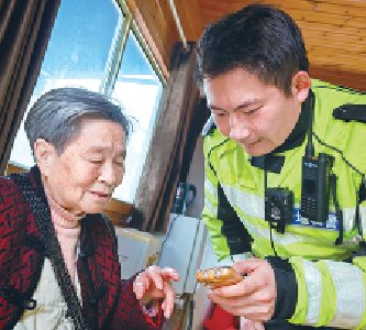 七旬老太迷路 骑警帮她找到家人