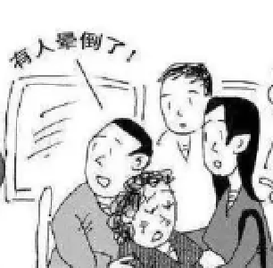 28路公交上乘客发病晕倒 驾乘人员紧急救援