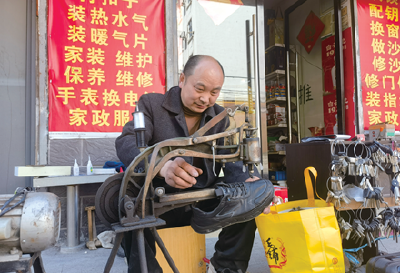 我们身边的小修小补 | 街边摆摊20多年，因会多种手艺 他被街坊亲切称为“钱万能”