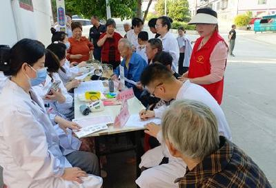 我在社区蹲点的日子83 | 健康义诊暖人心