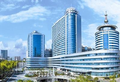 7米高坠落危重患者康复出院 家属锦旗致谢十堰市人民医院