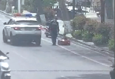 3岁萌娃开玩具车上路找妈妈 民警上演爱心护航“暖剧”