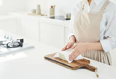 这种“厨房纸”真的别再直接接触食物了！很多人不知道