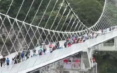 “五一”假期临近旅游市场升温火爆，各地景区进入“旺季模式”
