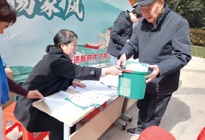 汉江路街道阳光社区：免费发放3000余个垃圾桶