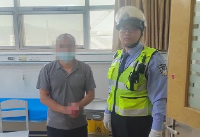 15分钟救援！工人砸掉手指 骑警紧急护送就医