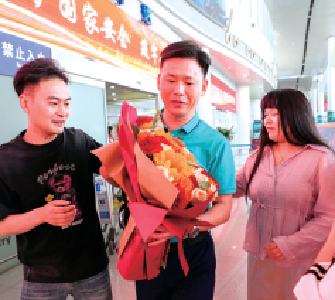 阔别32年，DNA助一家人团聚 爸爸妈妈我回来了