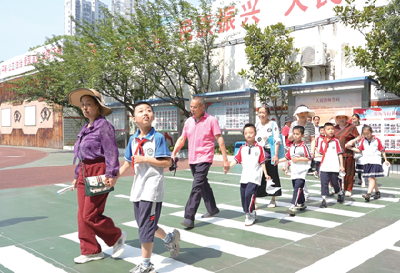 交通安全课走进东风43小学  “我教爷爷奶奶安全出行”