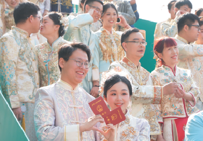 茅箭区举办“一箭倾心・相伴久久”户外集体婚礼暨禧爱婚庆荟活动：倡导婚俗新风 激活“甜蜜经济”