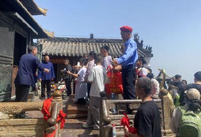 武当山景区“小红帽”：用贴心、耐心为游客提供优质服务