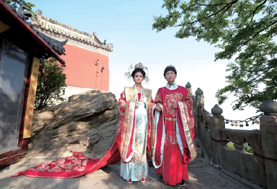 河南新人在武当山旅行结婚  着明制婚服金顶携手盟誓