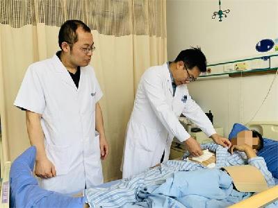 男子高处跌落致脾破裂，太和专家腹腔镜微创技术把他拉出“鬼门关”