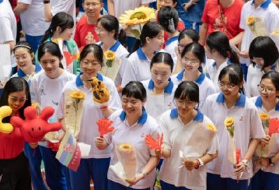 广东明确：不得强制购买中小学校服，制止校服奢侈化