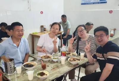 酒店满房，4名游客求助十堰志愿者，结果住进了……
