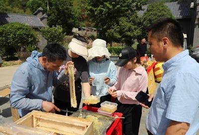 茅箭区第五届蜂蜜市集开市 众多市民赶集品甜蜜之旅